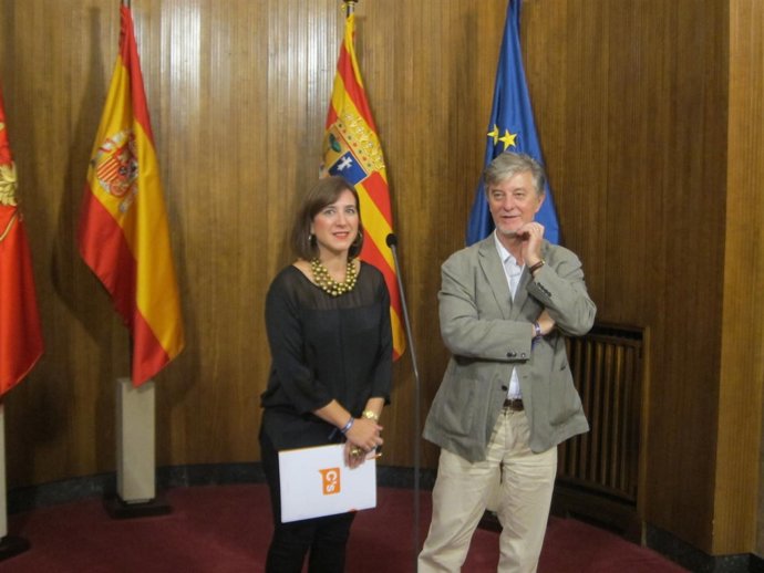 La portavoz de C's Sara Fernández, y el alcalde Pedro Santisteve