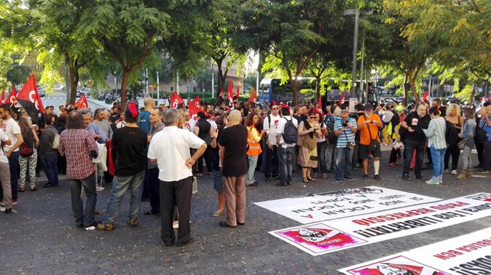 CGT apoya en el juzgado a 2 sindicalistas condenadas por una fogata en la Bolsa