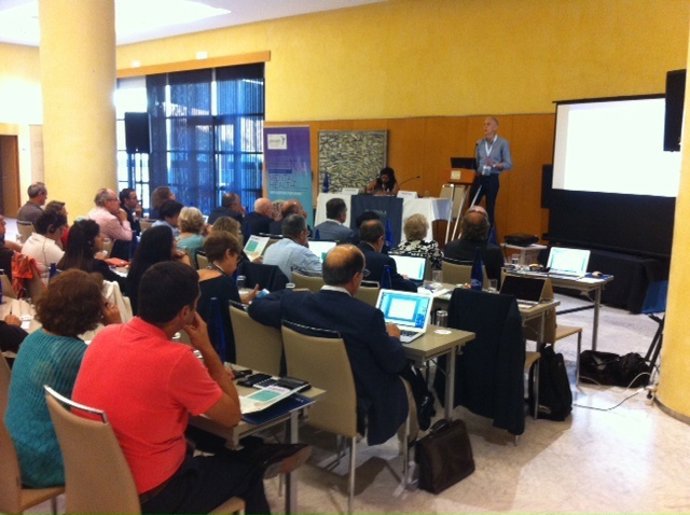El profesor Michael King, del University College London, durante su intervención