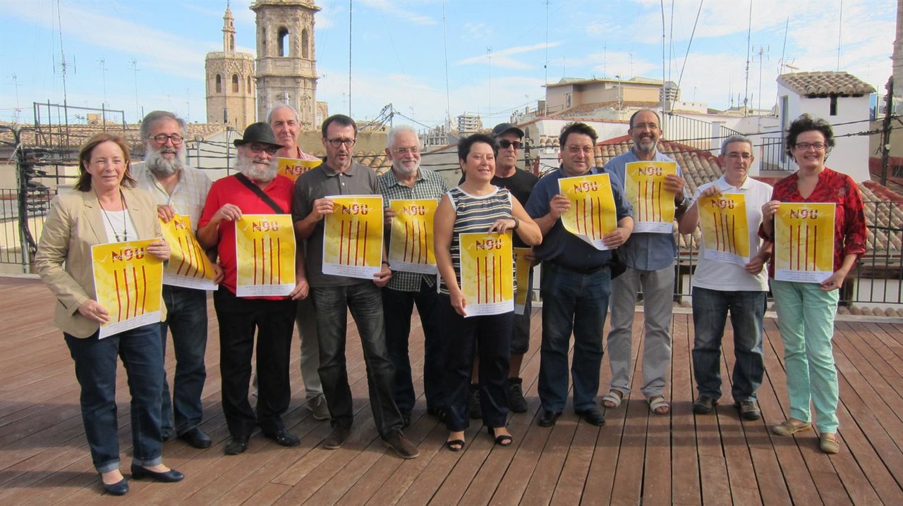 Representantes de la Comisión 9 d'octubre muestran el cartel de la manifestación