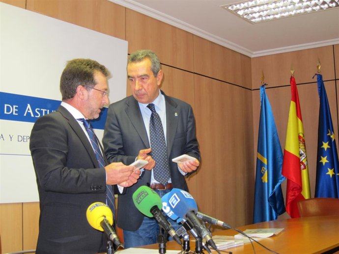 Genaro Alonso, consejero de Educación, junto a Alberto Muñoz, de Consejo Escolar