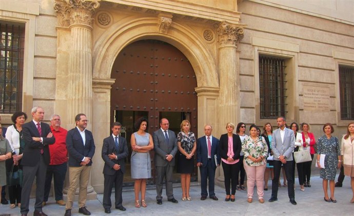 Minuto de silencio en el Gobierno regional por el último caso de violencia de gé