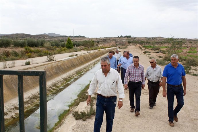 Regantes del Almanzora caminan por el canal vacío del trasvase Tajo-Segura