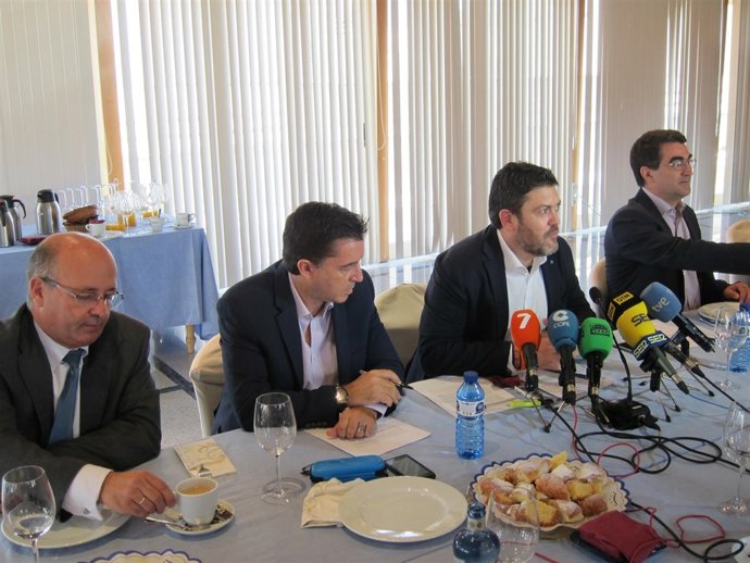 Los cuatro diputados de Ciudadanos durante el desayuno informativo