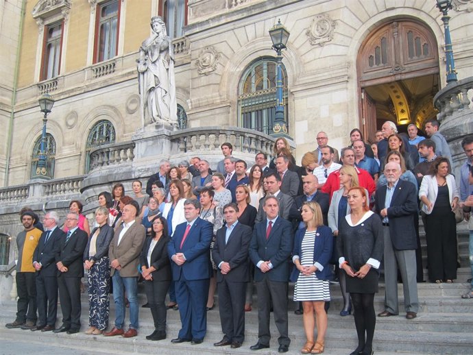 Concentración ante el Ayuntamiento de Bilbao