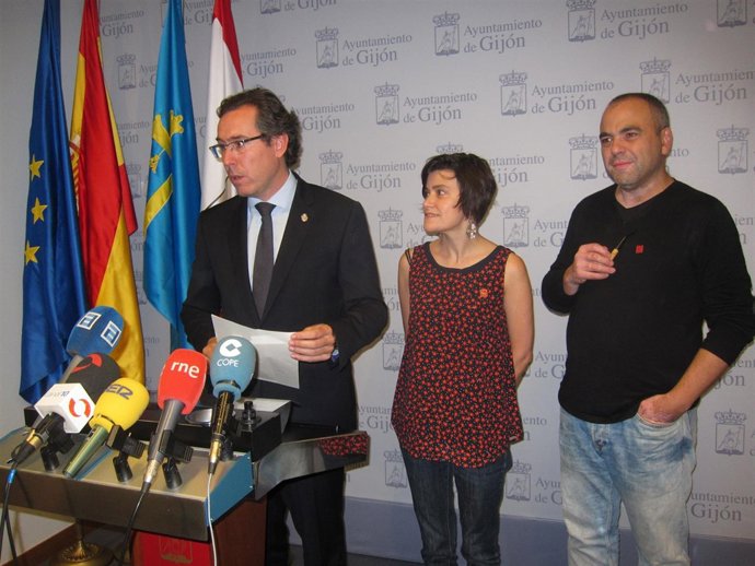 Couto presenta el evento, acompañado de Ugarte y Fernández. 