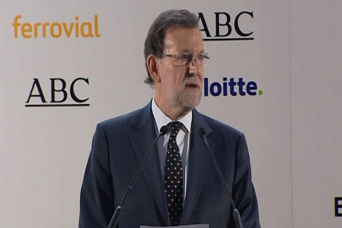 Rajoy dice que España ya está "erguida"