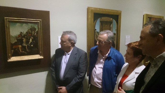 Alcalde (izda.) observa el cuadro ya expuesto en el Bellas Artes