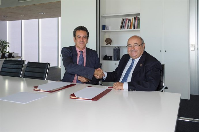 El consejero de Innovación, Industria, Turismo y Comercio con el rector de la UC