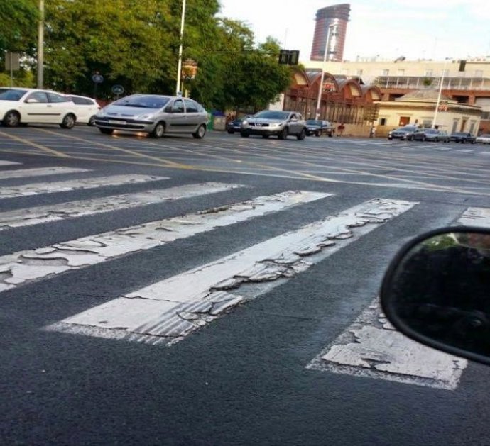 Paso de peatones en el paseo de Colón.