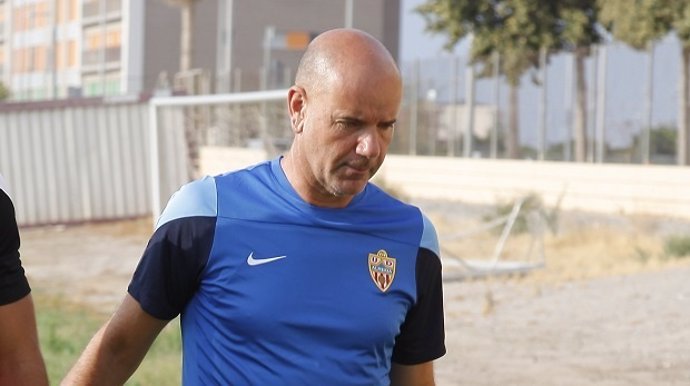 Miguel Rivera, entrenador interino del Almería