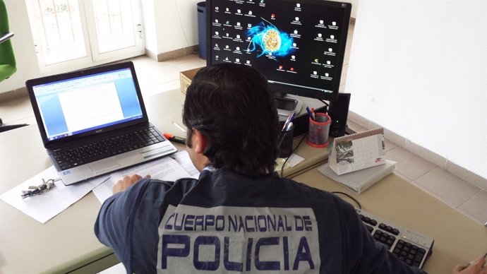 Agente policial en la operación de archivos por las redes sociales