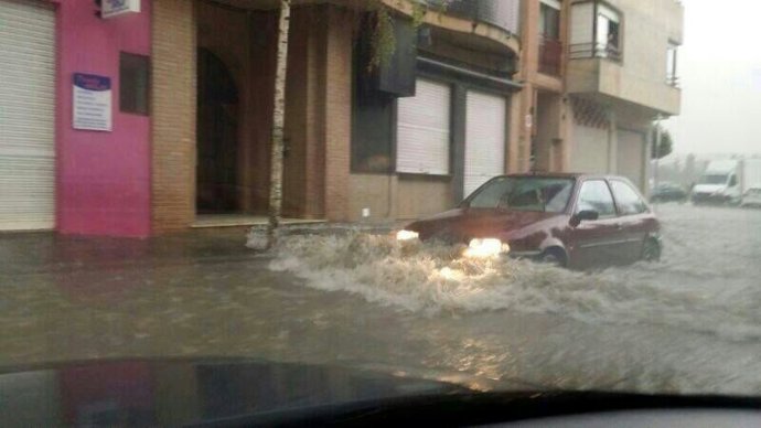 Nivel del agua en la calle por las lluvias y tormenta