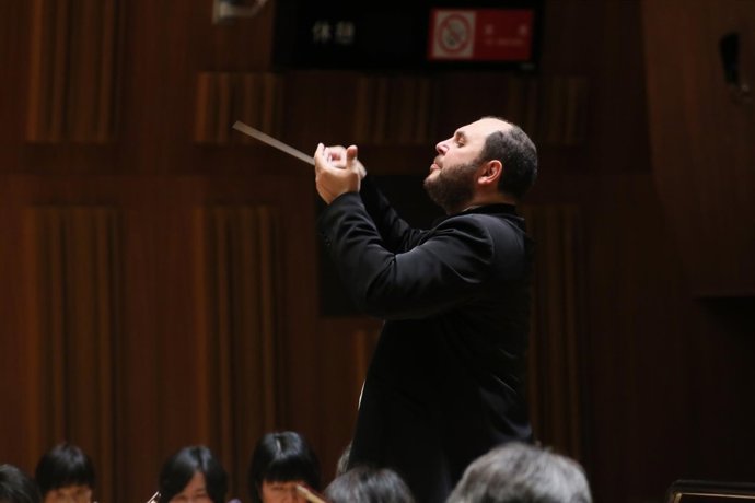 El director Vahan Mardirossian dirige la ROSS