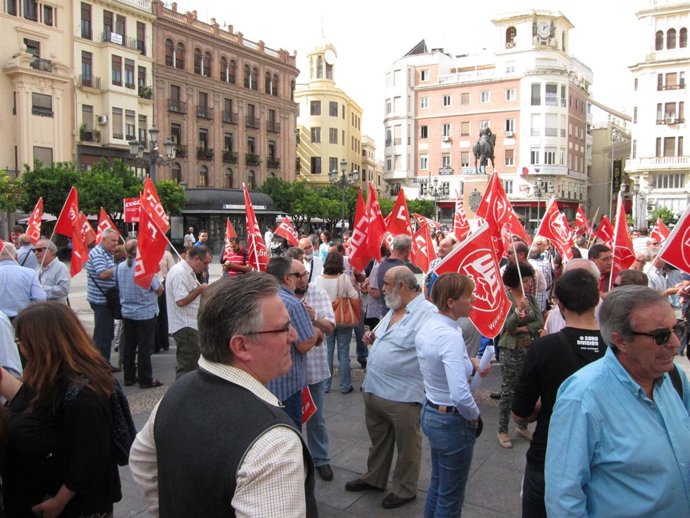 Sindicalistas de UGT y CCOO concentrados en la Plaza de las Tendillas de Córdoba