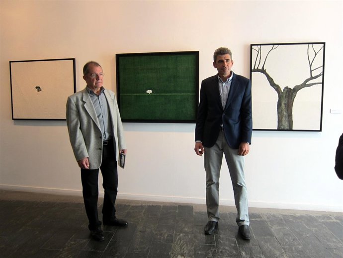 El artista Carlos Civieta y el diputado de Cultura, Julián Barrera (derecha