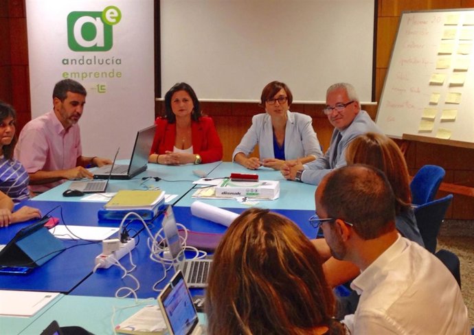 Portavoz municipal PSOE Málaga, María Gámez, con emprendedores