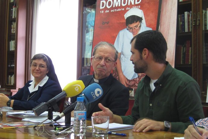 Misioneros y padre Anastasio Gil, director de OMP en España