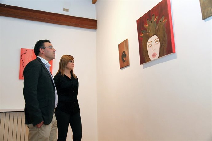 La artista leonesa Nuria Palencia y el concejal Pedro Llamas en la muestra