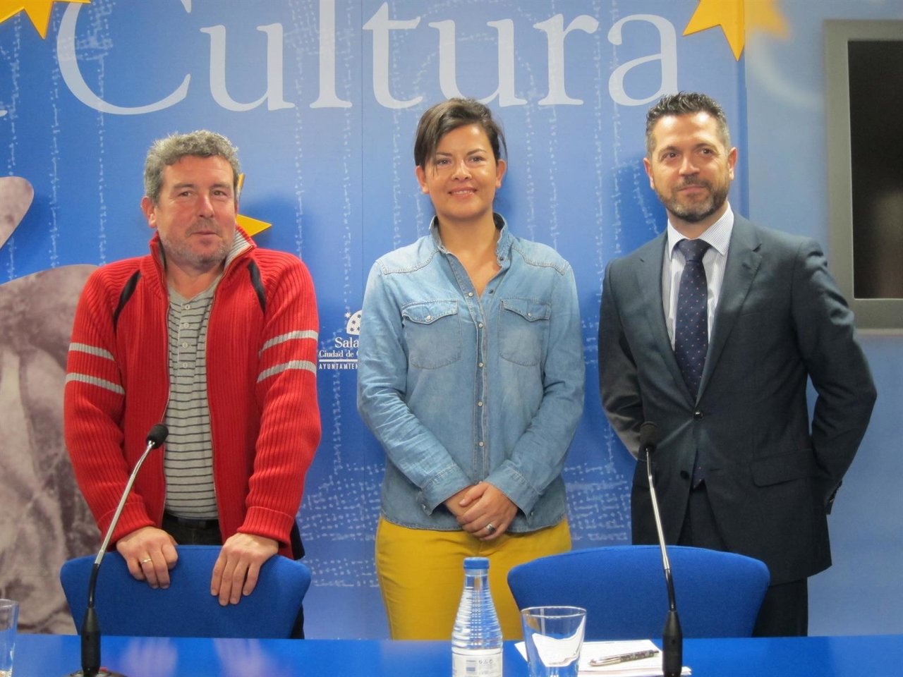 Juan Luis Sara y Nuria Galache junto a Julio López