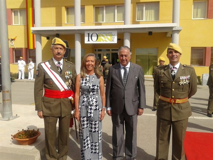 Visita de Felisa Panadero a las instalaciones de la UME en Morón de la Frontera