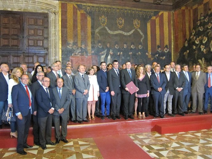 Sindicatos, patronal y universidades firman el Manifiesto por la Financiación