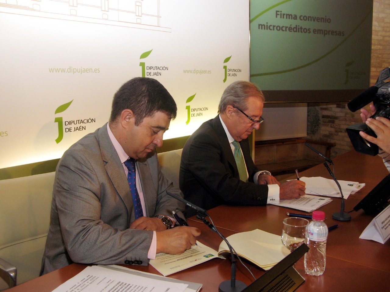 Firma entre la Fundación Estrategias y la Caja Rural