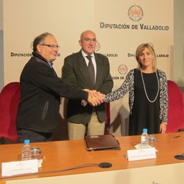 García Gallo (izq), Jesus Julio Carnero e Isabel Gómez tras la firma