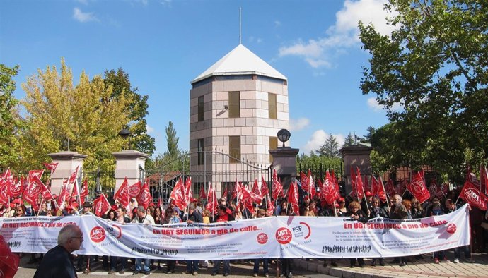 Concentración convocada por UGT durante la Mesa de Función Pública
