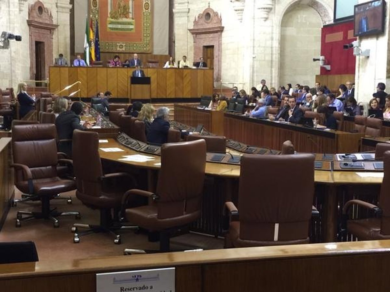Imagen del Pleno del Parlamento sin los diputados de PP y Podemos