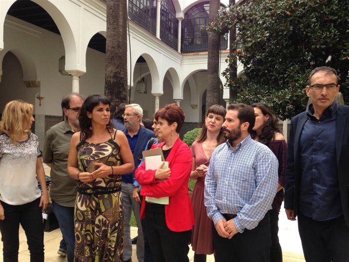 Diputados de Podemos tras salirse del Pleno del Parlamento