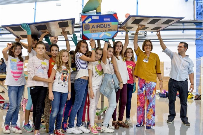 La consejera de Educación, Adelaida de la Calle, con un grupo de alumnos