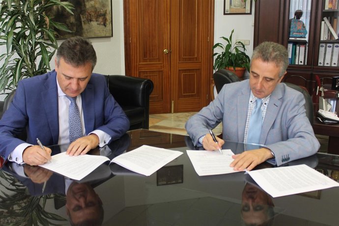 Arteaga y Pérez durante la firma