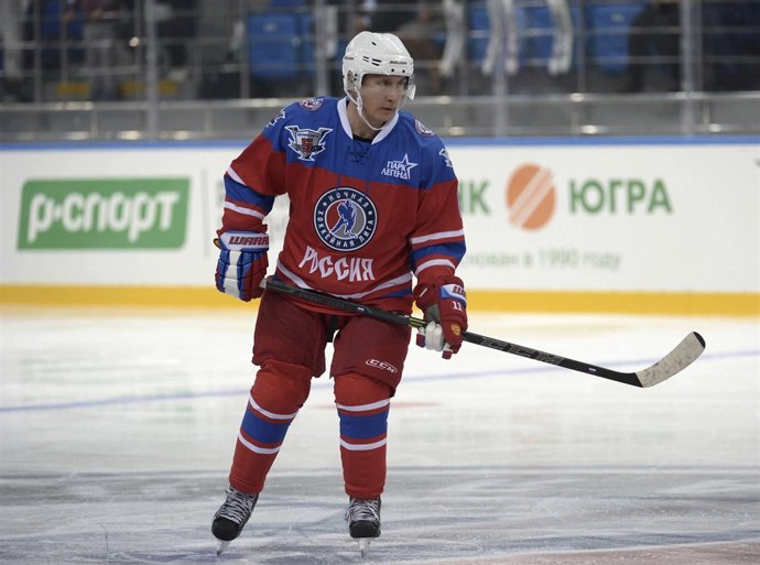 El presidente de Rusia, Vladimir Putin, juega al hockey en Sochi