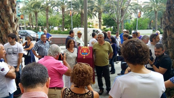 Los hermanos de Grau junto a la placa que le reconoce