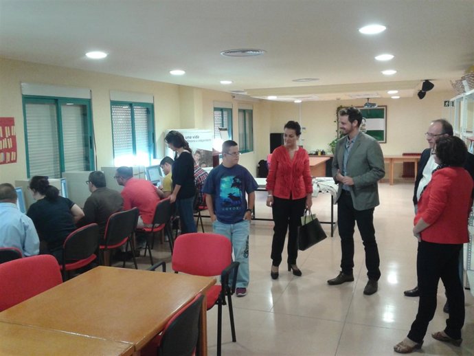 El delegado en su visita al aula de estudios para adultos.