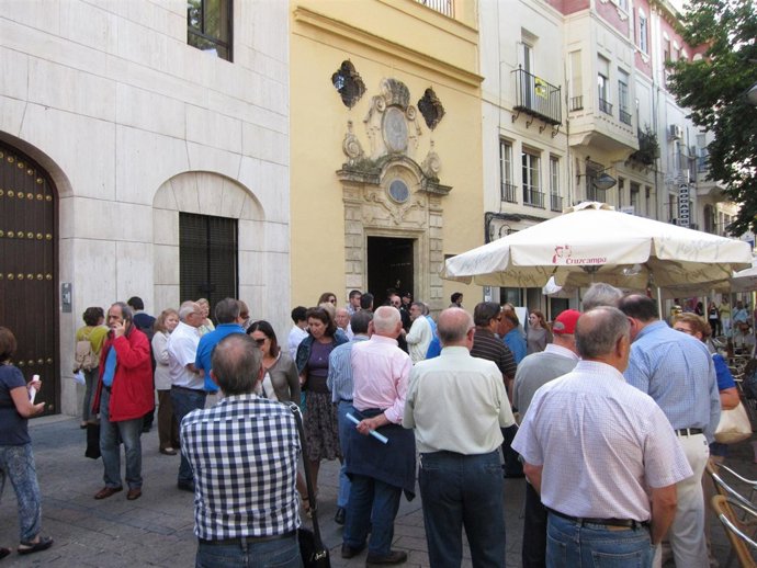 Vecinos contentrados ante la Delegación del Gobierno andaluz