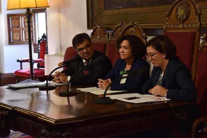 La rectora de UGR, Pilar Aranda, en rueda de prensa.