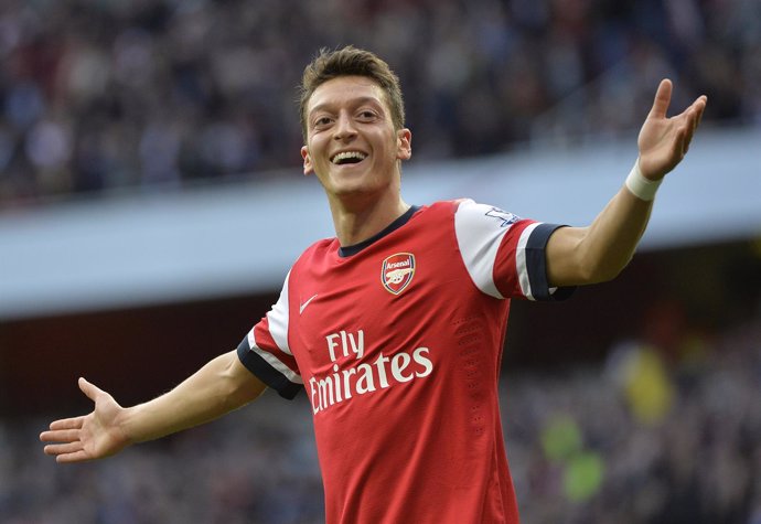 Mesut Ozil celebra un gol con el Arsenal