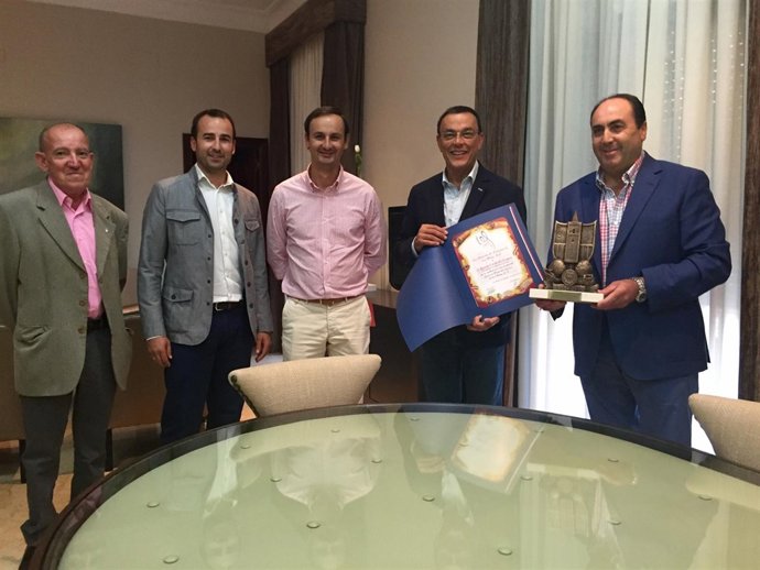 Caraballo recibé a la comisión del centenario de La Palma CF