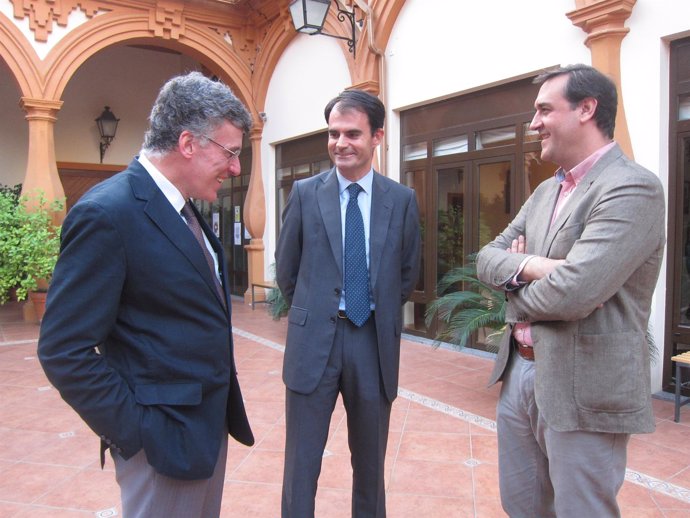 Pablo Ruz en el centro con representantes de San Hipólito y Loyola Andalucía