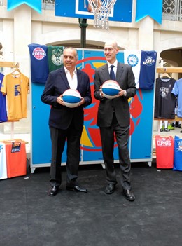 Adam Silver junto a José Luis Sáez en Madrid