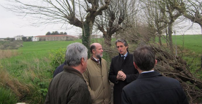 El alcalde y el secretario de Estado de Defensa visitan La Remonta