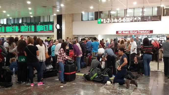 Pasajeros en la estación de Sants de Barcelona