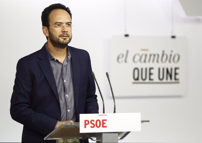 Portavoz PSOE en el Congreso, Antonio Hernando, documento crisis humanitaria