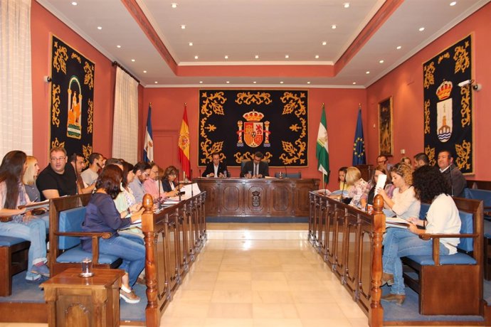 Se aprueba con los votos en contra de PP y Ciudadanos. 