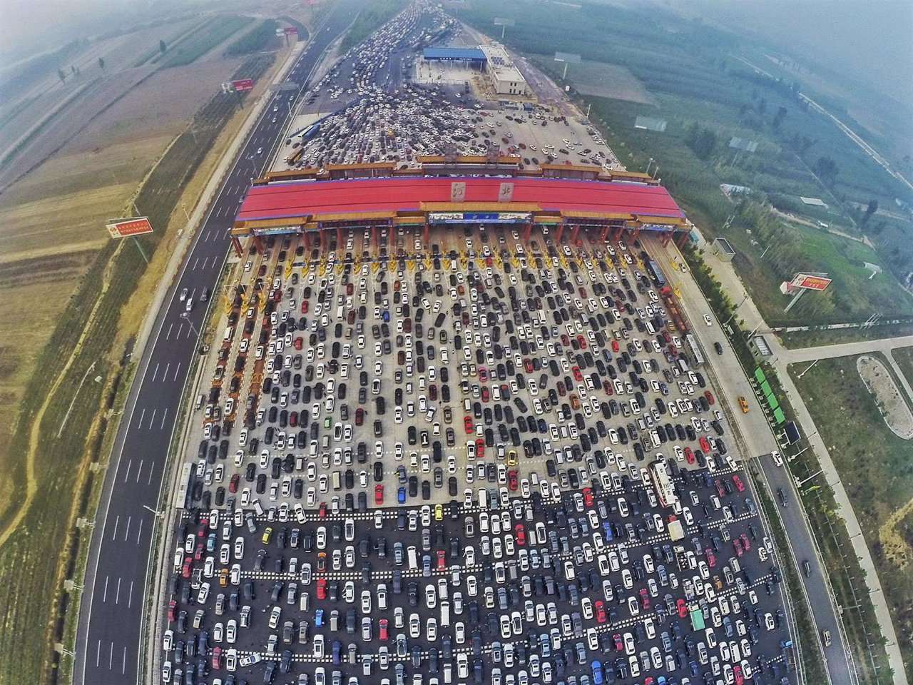 Atasco en el control de una autovía de entrada a Beijing (China) el 6 de octubre