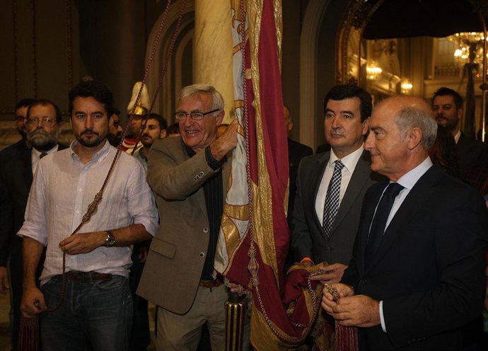 Traslado de la Senyera del Museo Histórico al Salón de Cristal