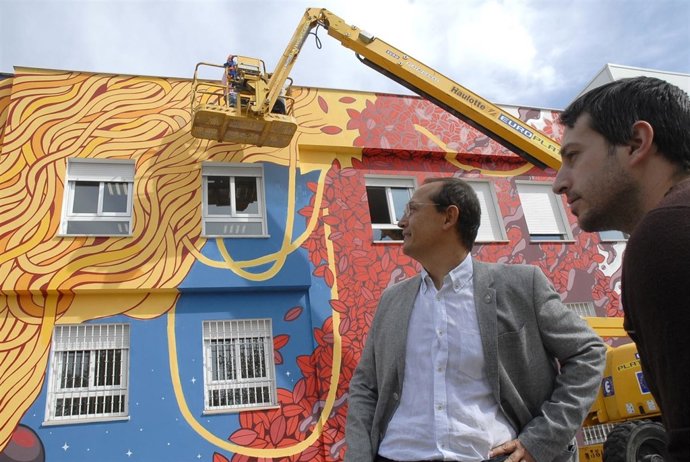 El concejal de Juventud, Fernando Egea, contempla los trabajos de pintura.