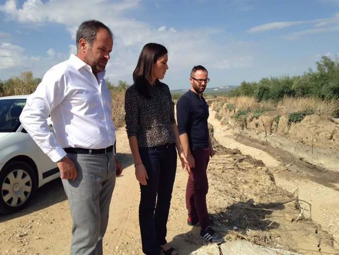 Algar (izda.) y Romero (centro) en la visita al camino